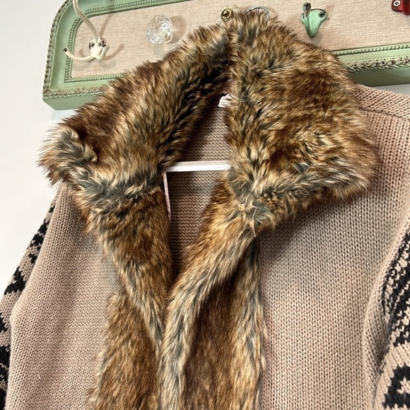 Love 21 Aztec faux fur cardigan sweater wool tan small women’s boho chic - Picture 2 of 6